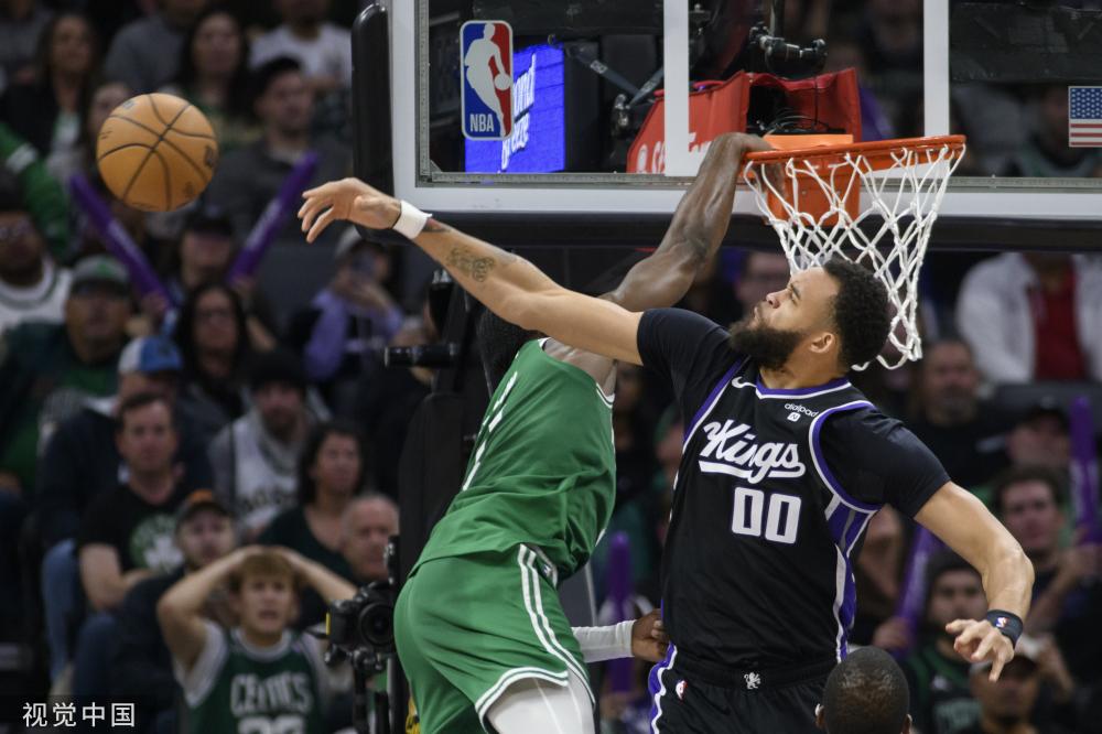 万众瞩目下 万众瞩目下